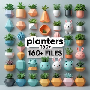 Op de afbeelding: Een verzameling kleurrijke plantenbakken in verschillende vormen en maten, elk met een kleine groene plant. De plantenbakken omvatten geometrische ontwerpen, dierlijke vormen en een verscheidenheid aan pastelkleuren. De tekst luidt "planters 160+ 160+ FILES".