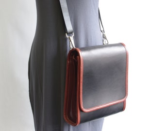Medium Leather Messenger Bag v2