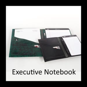 Op de afbeelding: Een donkergroene, getextureerde portfolio-map met een wit notitieblok en een zwarte pen, naast een kleinere zwarte map in lederlook met een wit gelinieerd notitieblok en een zwarte pen. Beide items hebben interne vakken en sleuven voor opslag.