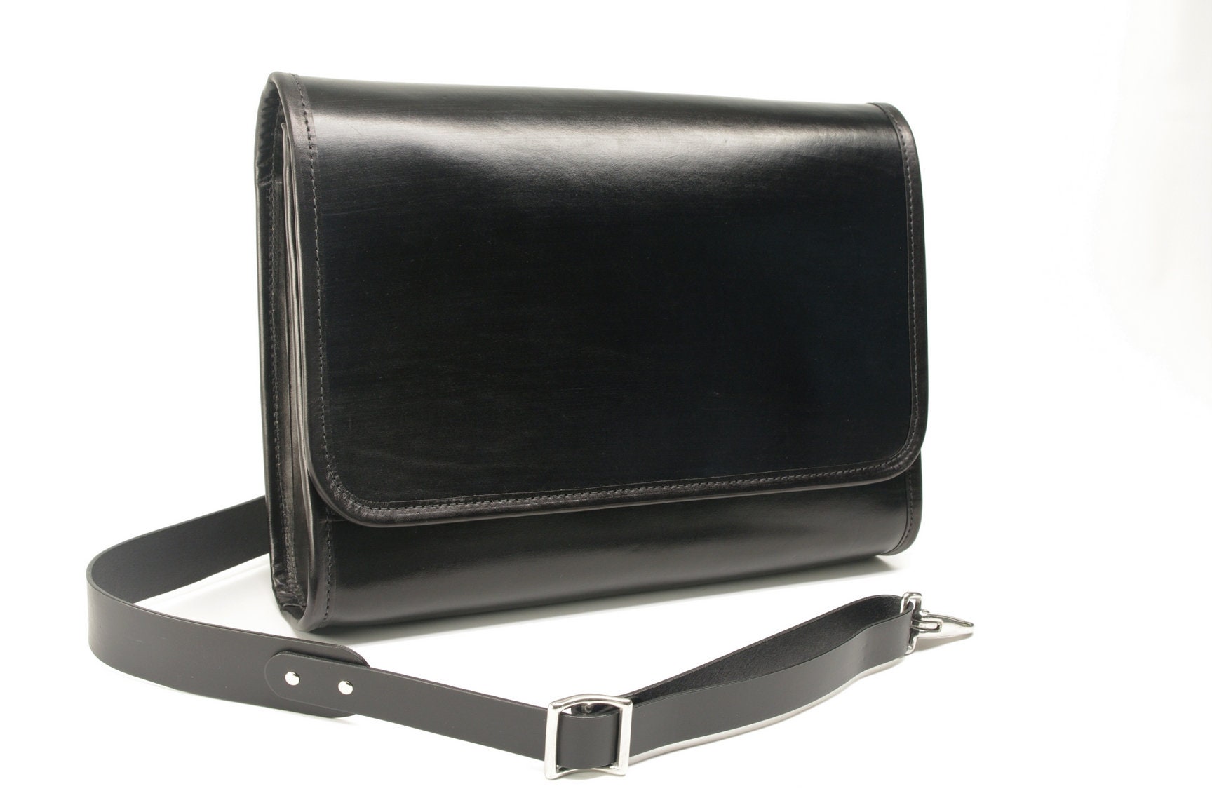 Medium Leather Messenger Bag v1