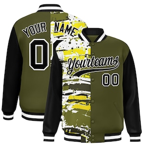 Peut inclure: Veste universitaire olive et noire avec des détails blancs. La veste affiche le texte "YOUR NAME" et "Yourteams" avec le numéro "00". Les manches sont noires et l'ourlet est rayé blanc et noir.