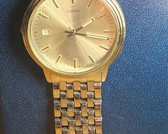 Reloj minimalista de cuarzo en tono plateado con ventana de fecha, esfera con efecto rayos de sol, pulsera de acero inoxidable, movimiento japonés, reloj de vestir clásico.