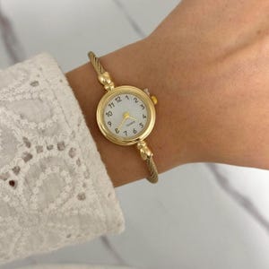 Vintage inspiriertes Gold weißes Zifferblatt Frauen Minimalist Armreif Uhr Armband + Geschenktasche Bild 1