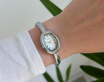 Reloj minimalista de mujer con esfera plateada y blanca de inspiración vintage, brazalete de acero inoxidable + bolsa de regalo