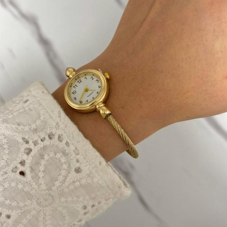 Vintage inspiriertes Gold weißes Zifferblatt Frauen Minimalist Armreif Uhr Armband + Geschenktasche Bild 2
