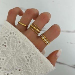 Pode incluir: Um conjunto de três canecas de cerâmica com acabamento fosco e salpicado. As canecas são em tons de creme, cinza claro e cinza escuro. Cada caneca tem um design simples e minimalista, perfeito para café ou chá.