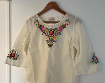White 3/4 Sleeve Blouse with Colorful Woven Floral Design – Vintage Boho Top