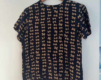 Vintage 80-tals sidenblus – Marinblå med guldfärgat rosetttryck, kort ärm