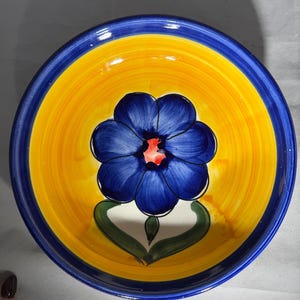 Ciotola in ceramica dipinta a mano vintage di Danielle Guido: fiore blu, ceramica mediterranea gialla, realizzata in Spagna