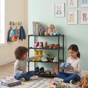 Può includere: Uno scaffale nero in metallo a quattro ripiani contenente vari articoli per bambini, tra cui libri, un coniglio di peluche, un'auto giocattolo, scarpe da ginnastica, stivali da pioggia gialli, scarpe verde chiaro e un orsacchiotto su un tappeto.
