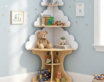 Puede incluir: Una estantería de esquina de madera clara con un panel trasero blanco en forma de nube. La unidad tiene tres niveles de almacenamiento, que contienen un oso de peluche, libros, un robot de juguete, un coche de madera, una pequeña suculenta, una peonza y una caja de rompecabezas.