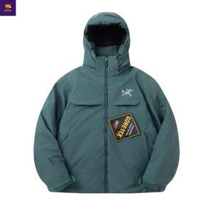 Könnte beinhalten: Eine tealfarbene Kapuzenjacke mit schwarzem Innenfutter. Die Jacke hat einen Frontreißverschluss, ein kleines weißes Logo auf der Brust und einen "GORE-TEX"-Aufnäher. Sie ist für Outdoor-Aktivitäten konzipiert und schützt vor Witterungseinflüssen.