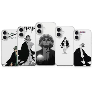 Op de afbeelding: Vijf witte telefoonhoesjes, elk met een ander zwart-wit anime-personageontwerp. De ontwerpen tonen personages in verschillende poses, sommige met hoeden en capes. Japanse tekst is zichtbaar op één hoesje.