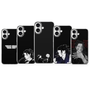 Puede incluir: Un conjunto de cinco fundas negras para teléfono con ilustraciones de personajes de estilo anime. Los diseños incluyen varios personajes en blanco y negro, con rasgos faciales detallados y poses dinámicas. Las fundas tienen un acabado brillante.