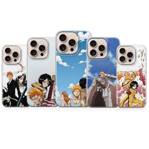 Può includere: Cinque cover trasparenti per smartphone con varie illustrazioni in stile anime di personaggi con capelli arancioni e neri. I design includono cieli blu, nuvole e pose d'azione, con una cover che mostra il testo Bleach in lettere rosse.