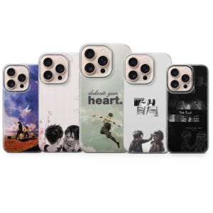 Può includere: Una collezione di cinque custodie per telefono con vari design. Una custodia presenta una scena del tramonto, un'altra ha un motivo floreale e una terza mostra il testo "dedicate your heart". Le altre due custodie presentano illustrazioni in stile manga.