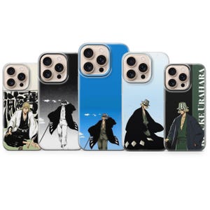 Op de afbeelding: Een verzameling van vijf telefoonhoesjes met anime-personageontwerpen. Elk hoesje toont een andere karakterillustratie met verschillende achtergronden, waaronder blauw, zwart en wit. De hoesjes zijn ontworpen voor een smartphone.