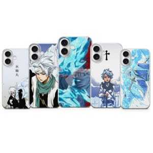 Op de afbeelding: Een verzameling van vijf telefoonhoesjes met anime-stijl illustraties. De hoesjes tonen verschillende personages met wit haar en blauwe accenten, met één hoesje met Japanse tekst. De ontwerpen omvatten actieposes en karakterportretten.