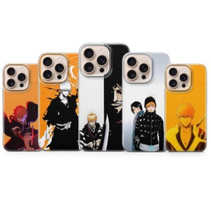 Op de afbeelding: Vijf telefoonhoesjes met illustraties van anime-personages. De hoesjes tonen verschillende ontwerpen, waaronder actieposes en portretten. Het kleurenpalet omvat oranje, zwart en wit. De hoesjes zijn voor mobiele telefoons.