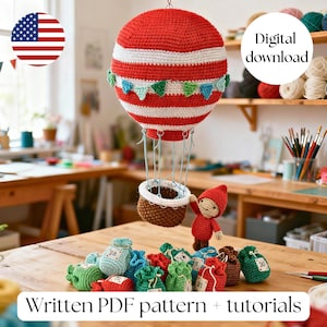 Può includere: Una mongolfiera all'uncinetto a righe rosse e bianche, con un piccolo cestino e una figura all'uncinetto. L'immagine include anche piccole borse all'uncinetto in vari colori e il testo "Digital download" e "Written PDF pattern + tutorials".