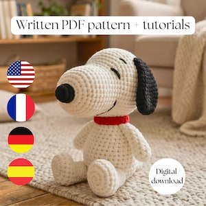 Puede incluir: Un peluche de Snoopy tejido a ganchillo con un collar rojo y orejas, nariz y ojos negros. La imagen incluye el texto "Written PDF pattern + tutorials" y "Digital download". El juguete está sentado en una alfombra.