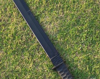 Katana negra de acero al carbono hecha a mano, hoja corta y funda.