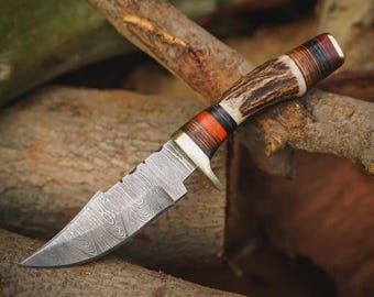 Cuchillo de caza de hoja fija con mango de ciervo de acero de Damasco, hecho a mano, cuchillo desollador con funda.