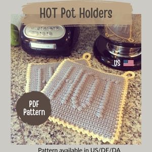 Puede incluir: Dos salvamanteles de ganchillo grises con un borde amarillo festoneado. La palabra "HOT" está tejida en el centro de los salvamanteles. La imagen también incluye el texto "HOT Pot Holders" y "PDF Pattern".