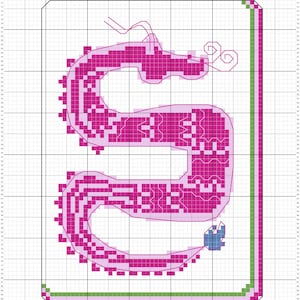 以下が含まれることがあります： 白いグリッド背景に、S字型にデザインされたマゼンタ色のドラゴンのクロスステッチ図案。ドラゴンには淡いピンクの輪郭と小さな青い尾の先があり、右側は緑とマゼンタの細い縁取りで囲まれています。