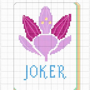 以下が含まれることがあります： 花柄のトランプのクロスステッチデザイン。カードには、マゼンタの花びらを持つ薄紫色の花と、青色の「JOKER」の文字が描かれています。カードには虹色のボーダーがあり、グリッドの背景に配置されています。