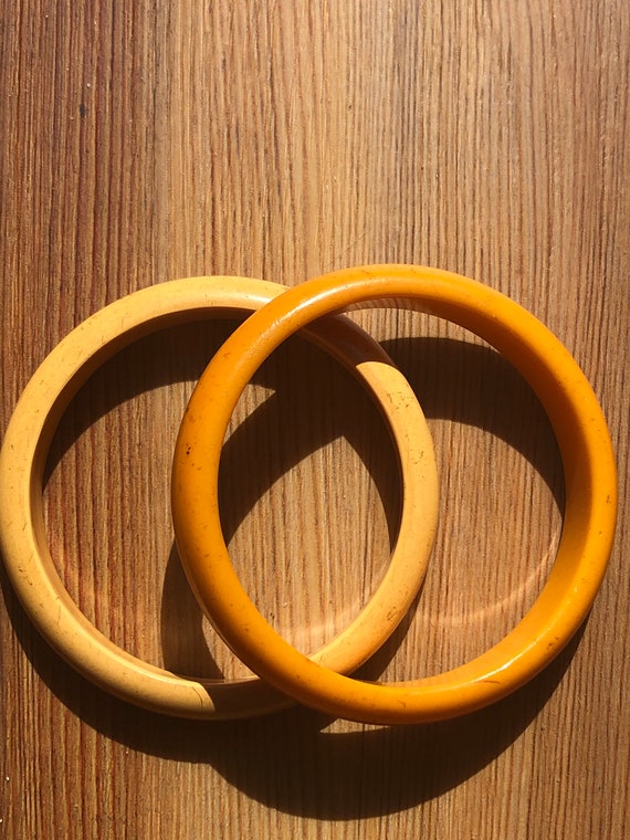 Bakelite Bangles Yellow Set Battered but Beautifu… - image 4