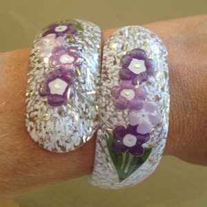 Bracelet 1950s Confetti Lucite purple flowers rare