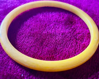 Pulseras raras de baquelita amarilla de 1/4" de Saks Fifth Avenue. 4 disponibles. 39,00 cada una.