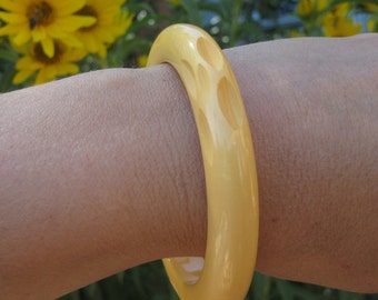 CARVED Light YELLOW Bakelite Bangle