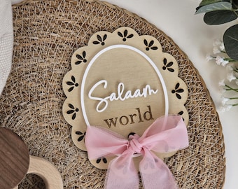 Salaam World Baby Plakette | Neugeborenes Erinnerungsschild aus Holz | Laser Cut Babymitteilung | Kinderzimmer Dekor | Neues Baby-Geschenk