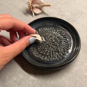 Grattugia per aglio in ceramica: gres lavorato a mano al tornio, idea regalo per la cucina in stile costiero.