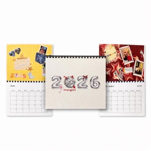 Peut inclure: Trois calendriers 2026. Le calendrier central affiche "2026 stargirl" en argent et rouge. Le calendrier de juin a un fond jaune avec des photos, et celui de décembre présente un motif d'étoiles rouges avec des photos.