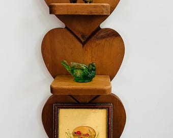Vintage Holz verdreifachen Herz Wandregal | 3-Tier Primitiv Schmuck Display | Rustikales Cottage & Bauernhaus Dekor mit Seilakzenten