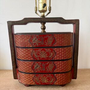 Lámpara de mesa vintage china lacada con forma de cesta de boda / Lámpara de mesa antigua asiática de varios niveles con forma de fiambrera, remate y soporte de latón, estilo ecléctico Hollywood Regency.