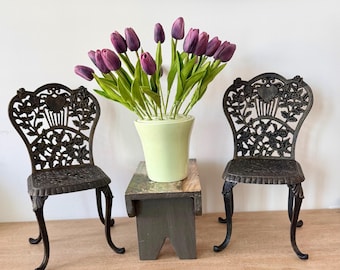Coppia di sedie da giardino in miniatura vintage in ghisa, supporti per piante in stile vittoriano con rose floreali.