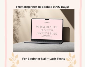 Può includere: Un laptop mostra uno schermo rosa con il testo "90 DAY BEAUTY BUSINESS GROWTH PLAN" per tecnici di unghie e ciglia principianti. Il laptop è su una superficie grigia, con il testo "From Beginner to Booked in 90 Days!" sopra e "For Beginner Nail + Lash Techs" sotto.