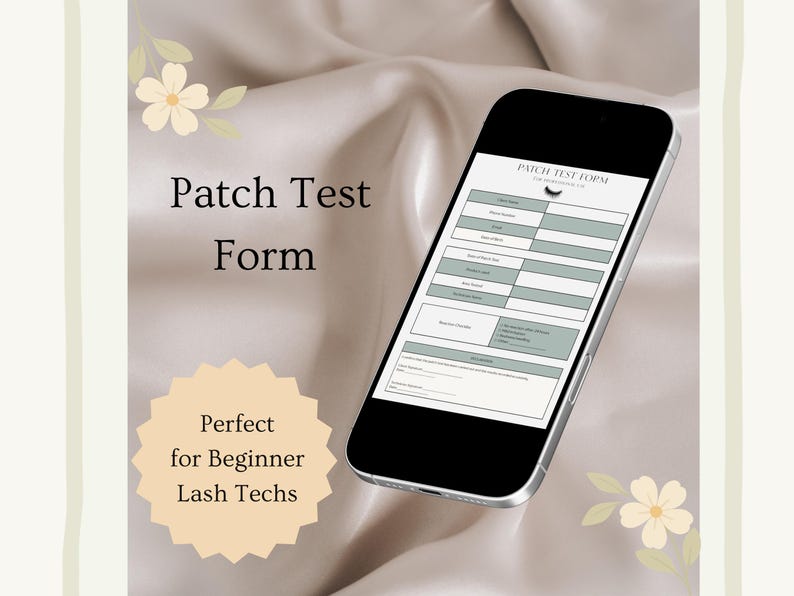 Pu&ograve; includere: Uno smartphone mostra un "Modulo di test patch" per tecnici delle ciglia. Lo schermo mostra un modulo con sezioni per le informazioni sul cliente e i dettagli del prodotto. Il telefono &egrave; su una superficie di raso, con testo che dice "Perfect for Beginner Lash Techs".