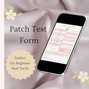 Pode incluir: Um smartphone exibe um "Formulário de Teste de Patch" com seções rosa e brancas. O telefone está em uma superfície de cetim com detalhes florais. O texto na imagem diz "Perfeito para Técnicos de Unhas Iniciantes."