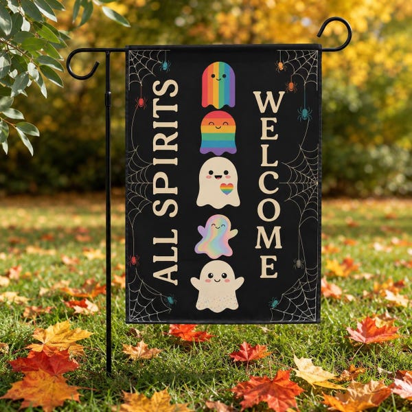 Könnte beinhalten: Eine schwarze rechteckige Gartenflagge mit dem Text ALL SPIRITS WELCOME in cremefarbener Schrift. Das Design zeigt fünf gestapelte Geister in verschiedenen Regenbogen- und Unifarben, umgeben von weißen Spinnennetzen und kleinen Spinnen.