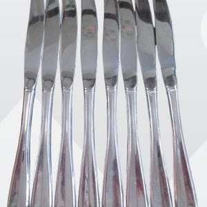 8 Dinner Knives Stainless Flatware ~ Unbranded 1970s Vintage ~ Pre-Owned