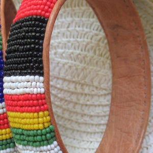 Een Afrikaanse glaskralenarmband ~ Culturele kraalkleuren ~ Glaskralen en leer ~ Handgemaakt ~ Vintage jaren 60