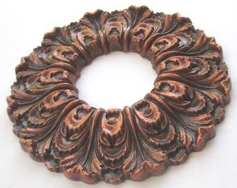 Medallón de techo con acabado imitación cobre y tinte oscuro ~ MEDIDAS: 24 cm de ancho x 2 cm de alto x 9 cm de abertura para cable eléctrico ~ Pintado a mano