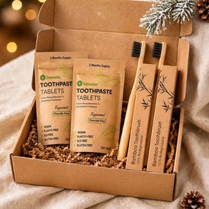 Peut inclure: Une boîte cadeau en carton contenant deux sachets en papier brun de pastilles de dentifrice à la menthe poivrée Beewise, étiquetés comme approvisionnement de 2 mois, avec deux brosses à dents en bambou à poils noirs dans des emballages individuels.