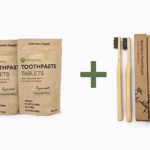Könnte beinhalten: Ein umweltfreundliches Zahnpflegeset mit zwei Beuteln "beewise TOOTHPAST TABLETS" und zwei Bambuszahnbürsten. Die Tabletten sind nach Pfefferminze schmeckend, vegan, plastikfrei, SLS-frei und glutenfrei.