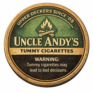 Può includere: Un cartello rotondo in metallo in stile vintage, con una combinazione di colori verde e marrone. Il cartello presenta il testo "UNCLE ANDY'S TUMMY CIGARETTES" e un avvertimento. Include anche un'immagine di un falò.